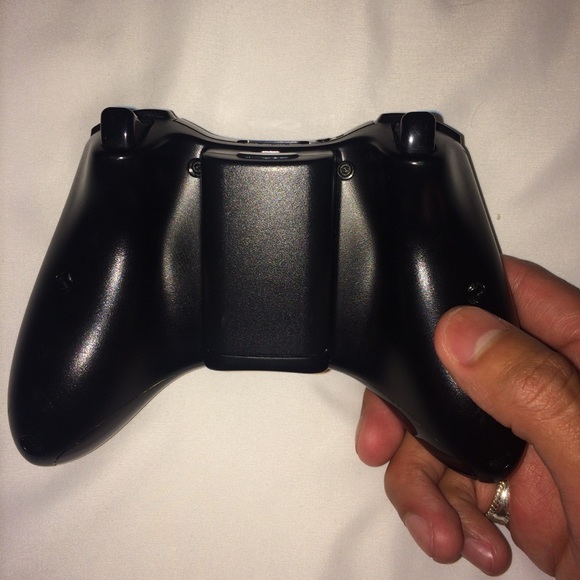 2 Xbox 360 Controllers - Picture 3 of 5